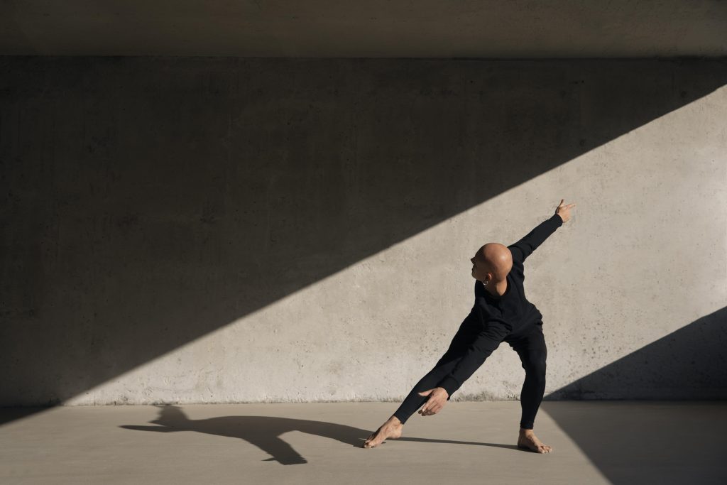 La connessione tra emozioni e postura: introduzione alla lettura corporea 1 dancer doing elegant performing art